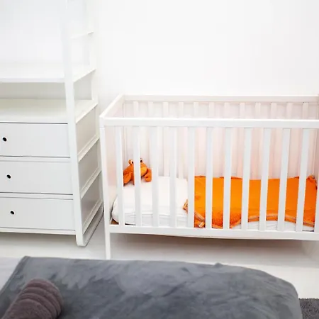 Apartment Modern Family - Sleeps 6 And Baby *