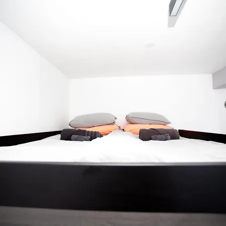 Modern Family - Sleeps 6 And Baby Apartment Leiden
