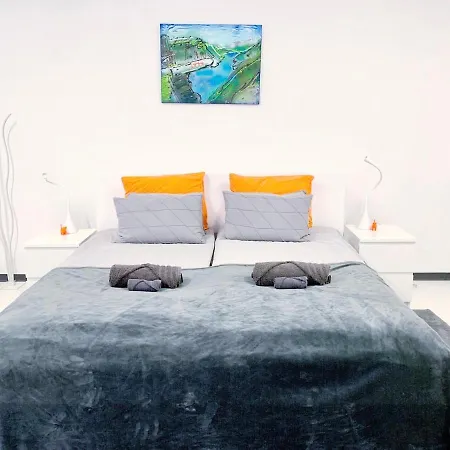 Modern Family - Sleeps 6 And Baby Apartment